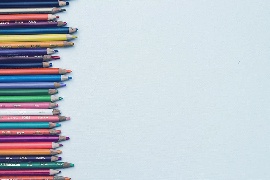 lápices de colores para la vuelta al cole, con filtro azul