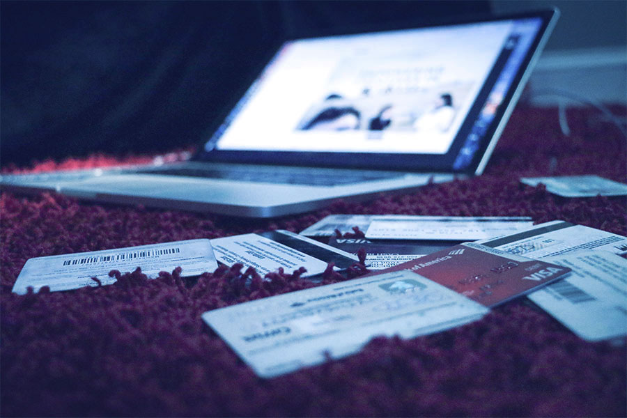 Portátil en alfombra con tarjetas de crédito