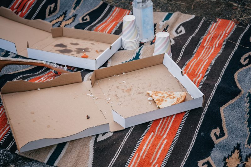 Caja de pizza con un solo trozo en su interior
