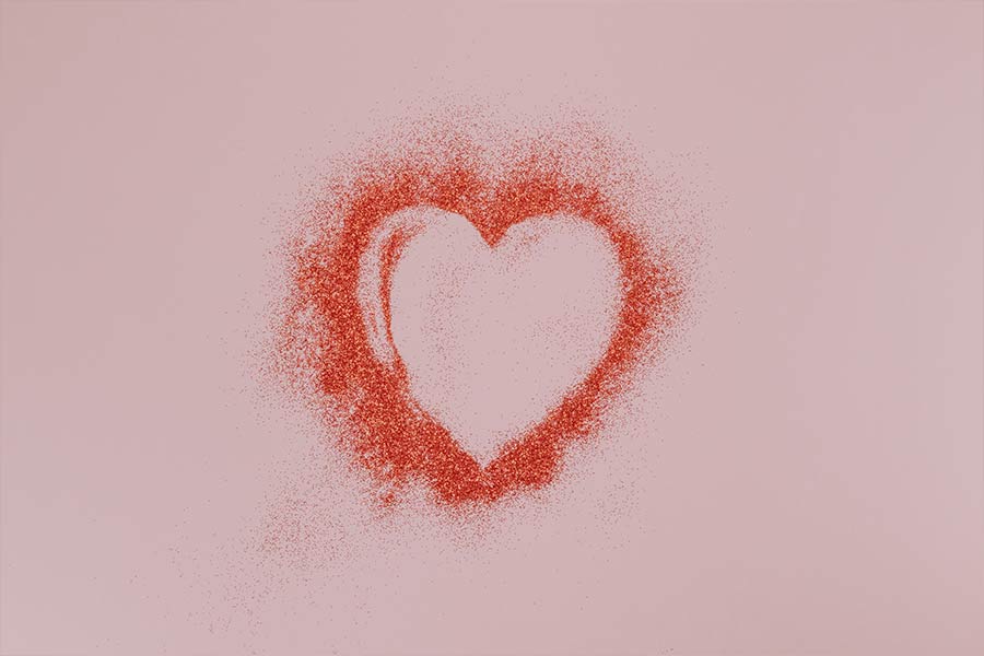 Corazón hecho con arena de color por San Valentín
