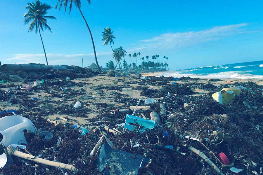 Playa con residuos como símbolo de destrucción del medioambiente