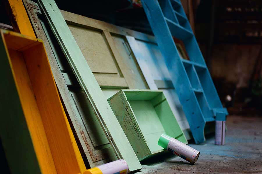 Cajas y puertas de madera pintadas para reutilizar y contribuir con el medioambiente