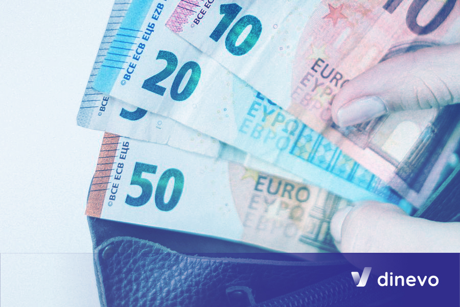 Mujer colocando en la billetera billetes de euros