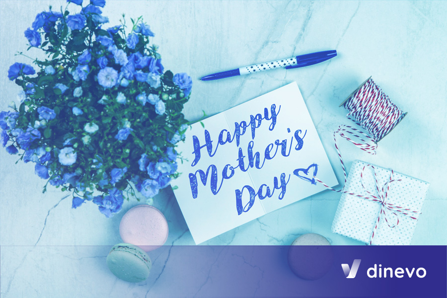 Flores azules con nota de happy mothers day