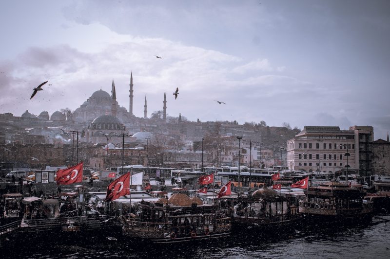 VIsta de Estambul con la Mezquita azul y barcos en el Bósforo