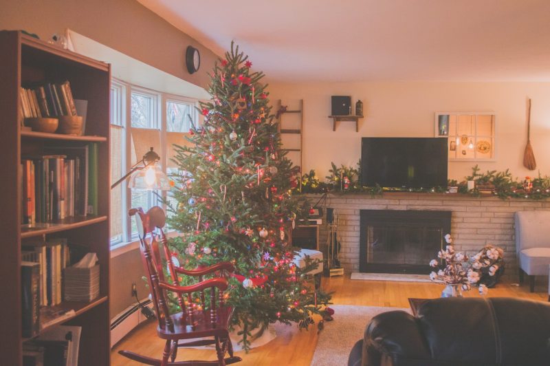 Sala de estar de una casa con un gran árbol de navidad