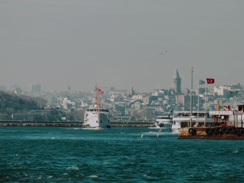 Barcos navegando el Bósforo en Estambul